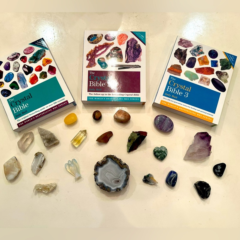 3 crystal bible books and 20 crystals ❤️